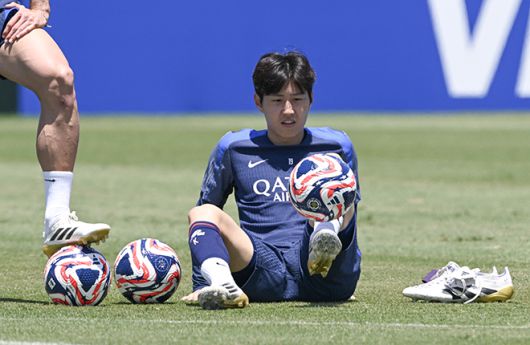 이강인이 6월 15일(한국 시간) UC어바인 캠퍼스에서 진행된 파리 생제르맹(PSG) 훈련에서 몸을 풀고 있다. PSG가 아틀레티코 마드리드와의 클럽 월드컵 첫 경기를 치르기 하루 전 모습이다. 사진=AFP=연합뉴스 제공