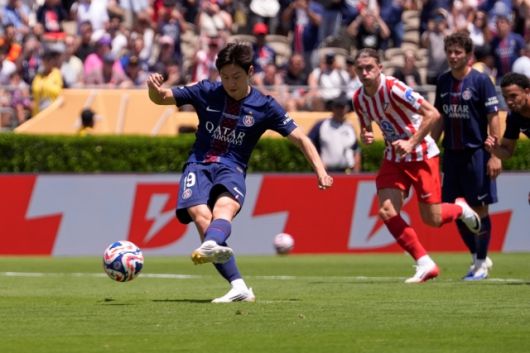 유럽 축구 이적시장 전문가 파브리시오 로마노는 “이강인이 PSG를 떠날 가능성은 여전히 존재한다. 그 목적지는 프랑스나 이탈리아를 제외한 또 다른 ‘해외’가 될 가능성이 크다”고 전했다. 사진=AP=연합뉴스 제공