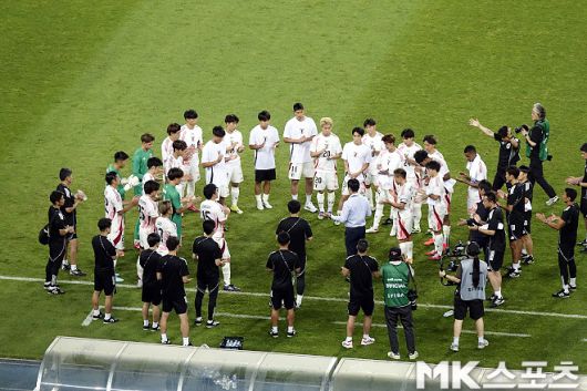 일본 선수들이 경기 후 모리야스 하지메 감독의 이야기를 듣고 있다. 사진=이근승 기자