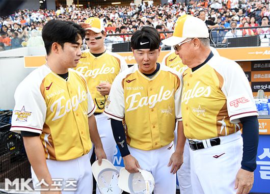 왼쪽부터 문현빈과 김서현, 이도윤, 김경문 감독. 사진(대전)=천정환 기자