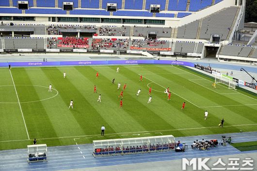 중국(붉은색 유니폼)은 일본(흰색 유니폼)에 90분 내내 밀렸다. 이날 경기 볼 점유율은 35%(중국)-65%(일본)였다. 사진=이근승 기자