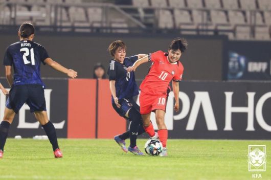 한국 여자 축구 대표팀 간판스타 지소연(사진 오른쪽). 사진=대한축구협회