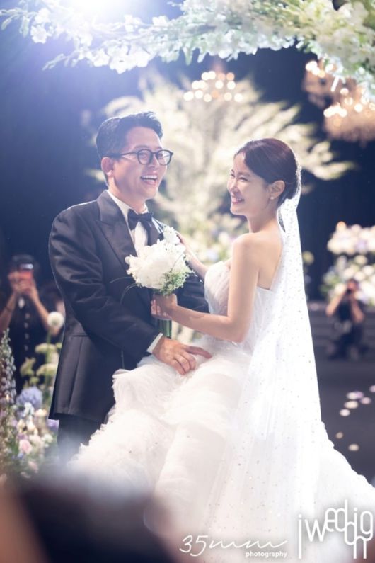 14일 웨딩업체 아이웨딩에 따르면, 두 사람은 13일 저녁 서울 강남구 그랜드 인터컨티넨탈 서울 파르나스에서 결혼식을 올렸다. / 사진 = 아이웨딩