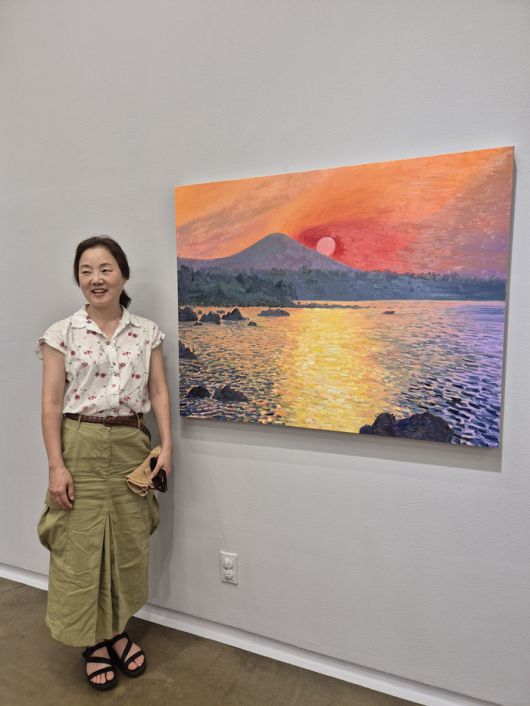 허윤희 작가가 자신의 작품 ‘해돋이 일기’ 앞에서 포즈를 취했다. (사진제공: 성북구립미술관)