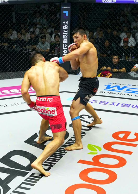 이리스켈디 두이셰예프가 2025년 6월 서울특별시 중구 장충체육관 로드FC73 2부 제3경기 63㎏ 5분×3라운드에서 김현우를 상대하고 있다. 사진=세계격투스포츠협회