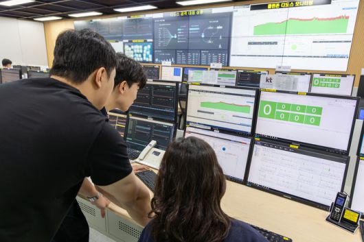 KT 관계자들이 경기 과천시 KT 네트워크 관제센터에서 정보보안 현황을 모니터링하고 있다. [사진 = KT]