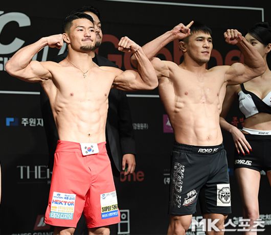 김현우와 이리스켈디 두이셰예프가 2025년 6월 스위스그랜드호텔 서울컨벤션센터 로드FC73 2부 제3경기 공개 계체 촬영을 하고 있다. 사진(서울 홍은동)=천정환 기자