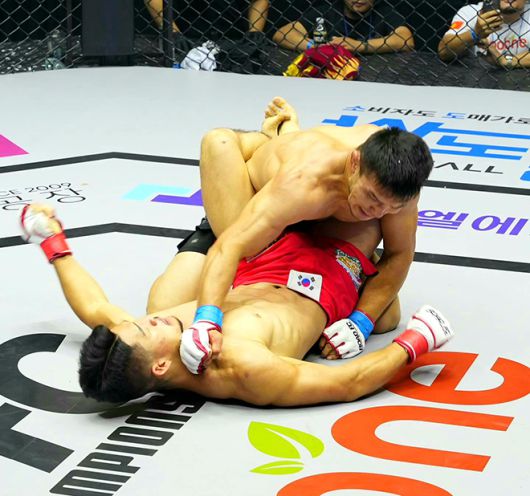 이리스켈디 두이셰예프가 2025년 6월 서울특별시 중구 장충체육관 로드FC73 2부 제3경기 63㎏ 5분×3라운드에서 김현우를 그라운드 앤드 파운드로 때리고 있다. 사진=세계격투스포츠협회