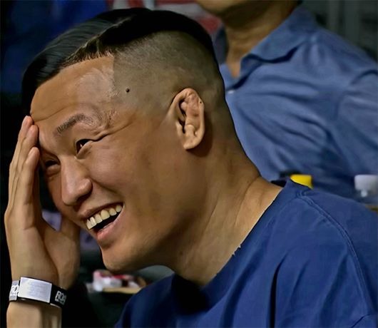 이리스켈디 두이셰예프가 2025년 6월 로드FC73 2부 제3경기 승리 후 “코리안 좀비 선배님, 정말 존경합니다만 다음 상대로 한번 붙읍시다”라고 말하자 서울특별시 중구 장충체육관 VVIP석의 정찬성 Z-Fight Night 대표가 당황하며 웃고 있다. 사진=세계격투스포츠협회