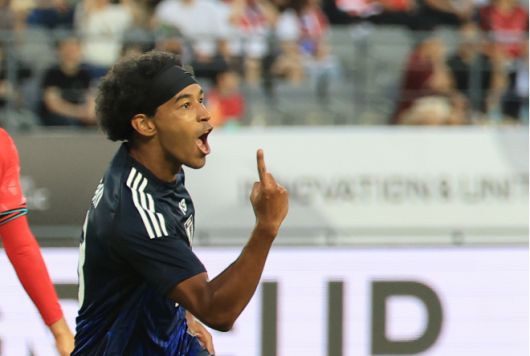 15일 경기도 용인미르스타디움에서 열리고 있는 2025 동아시아축구연맹(EAFF) E-1 챔피언십(동아시안컵) 남자부 최종 3차전 한국과 일본의 경기 전반 9분. 일본 저메인 료가 선제골을 넣고 기뻐하고 있다. 사진=연합뉴스 제공