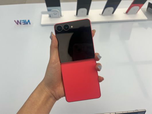 2030 여성 고객에게 인기가 많은 갤럭시 Z플립7 코랄레드 색상. [사진=안서진 기자]