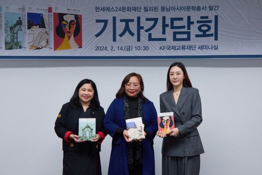 백수미 한세예스24문화재단 이사장(오른쪽)이 한국어 번역을 지원한 미카 드 리언 작가(가운데)와 기념촬영하고 있다. 한세예스24문화재단