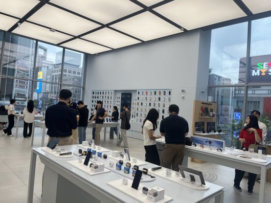 2층에서는 다양한 신제품을 자유롭게 만져볼 수 있다. [사진=안서진 기자]