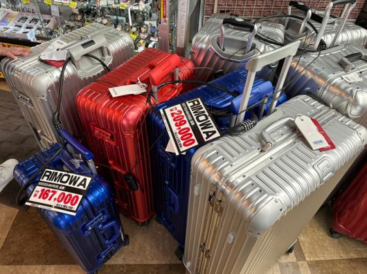 일본 잡화점 매장 돈키호테에 전시된 리모와