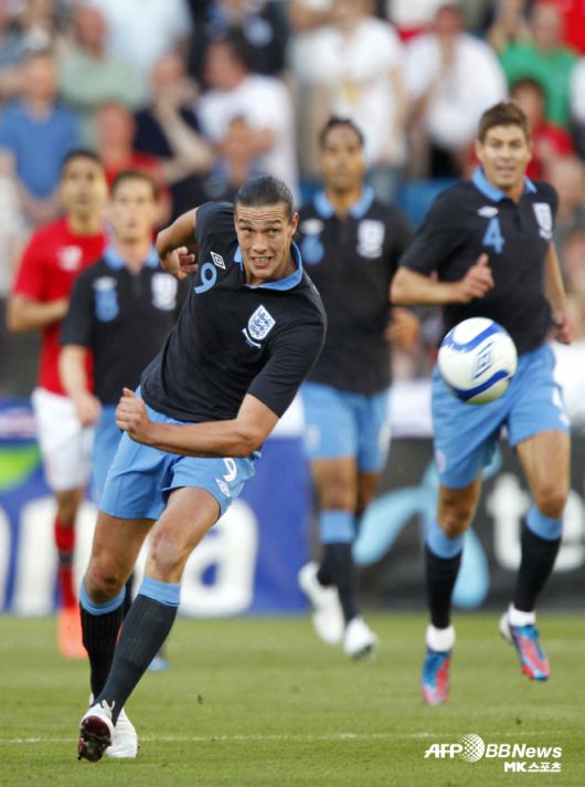 캐롤은 뉴캐슬에서의 맹활약에 힘입어 리버풀로 향했다. 2011년 겨울 이적시장이었다. 리버풀은 당시 캐롤을 영입하면서 뉴캐슬에 이적료 3,500만 파운드(당시 한화 약 630억 원)를 지급했다. 이는 영국 선수 역대 최고 이적료이자 리버풀 역대 최고 이적료 기록이었다. 캐롤은 잉글랜드 축구 대표팀에서도 존재감을 뽐내며 장밋빛 미래를 기대하게 했다. 사진=AFPBBNews=News1