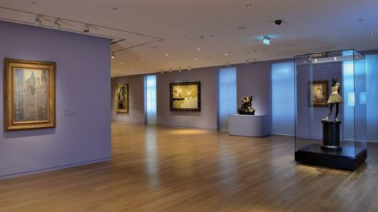 바질 앤 엘리스 굴란드리스 재단 미술관 상설 전시 전경. 왼쪽에는 모네의 [루앙 대성당]이 오른쪽에는 드가의 [발레리나]가 보인다. ©Basil & Elise Goulandris Foundation