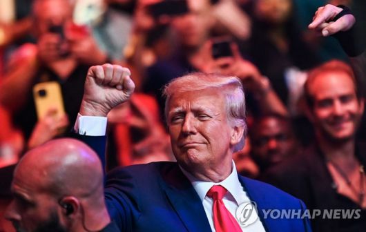 관객들에게 인사하는 도널드 트럼프 전 대통령 [사진 = AFP 연합뉴스]