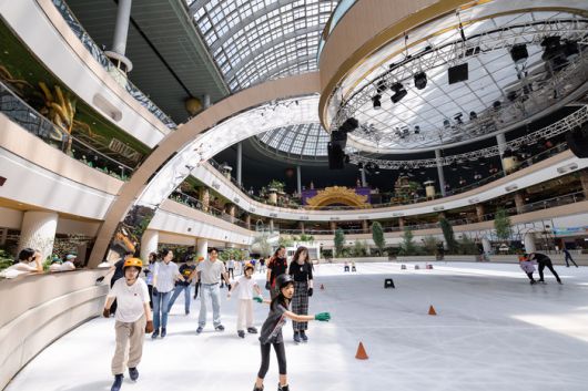 아이스링크에서 스케이트를 타며 더위를 피하고 있는 사람들 / 사진=롯데월드 어드벤처