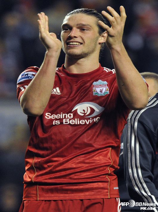 캐롤이 프로 데뷔 후 단일 시즌 10골 이상을 넣은 건 2010-11시즌이 유일하다. 캐롤은 2010-11시즌 전반기 뉴캐슬 유니폼을 입고 리그 19경기에서 11골 3도움을 기록했다. 캐롤은 이때의 맹활약으로 2010-11시즌 겨울 이적시장에서 리버풀로 향했었다. 잉글랜드 6부 리그에서 새로운 출발을 앞둔 캐롤은 ‘더 선’과의 인터뷰에서 이렇게 말했다. “우리 아이들은 내가 첼시에 입단할 줄 안다. 아이들이 충격을 받을 것 같다. 이해를 구해야 한다. 그래도 새로운 소속팀은 위치가 아주 좋다. 아이들과 가까이에서 지낼 수 있다. 아이들이 이해해 줄 것이다.” 사진=AFPBBNews=News1