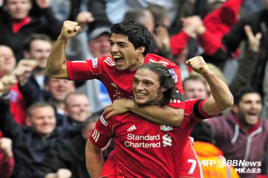 앤디 캐롤(36·잉글랜드)이 잉글랜드 6부 리그로 향했다. 캐롤은 한때 잉글랜드 프리미어리그(EPL) 최고 이적료를 기록했던 스트라이커다. 영국 ‘더 선’은 7월 13일 “캐롤이 대거넘 앤 레드브리지 FC에 합류했다”며 “캐롤은 프랑스 4부 리그 지롱댕 드 보르도로 떠난 뒤 1년 만에 잉글랜드로 돌아왔다”고 단독 보도했다. 이어 “대거넘 앤 레드브리지는 새 시즌을 앞두고 카타르 투자그룹으로 인수됐다. 캐롤은 새롭게 시작하는 대거넘 앤 레드브리지에서 다시 한 번 날아오를 것”이라고 했다. 캐롤은 한때 세계 최고의 스트라이커가 될 재능으로 꼽혔다. 캐롤은 뉴캐슬 유나이티드 시절 194cm 키에 강한 힘을 앞세워 EPL 정상급 스트라이커로 평가받기도 했다. 사진=AFPBBNews=News1