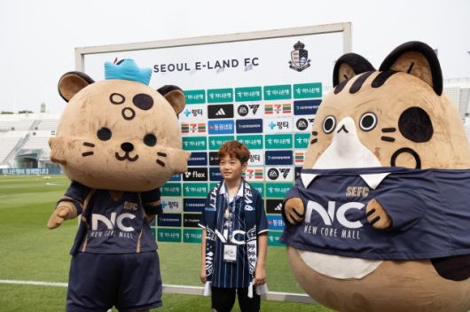 프로그램은 홈경기 당일 킥오프 약 2시간 전부터 95분 간 진행되며 선착순 30명의 팬이 참가할 수 있다. 참가비는 1인당 1만 5000원이며 서울 이랜드 공식 앱에서 회원 가입 후 ‘티켓’ 메뉴 내 ‘온 필드’ 항목을 통해 신청 가능하다. 참가자 전원에게는 전용 랜야드와 기념 카드가 제공된다. 사진=서울 이랜드 제공