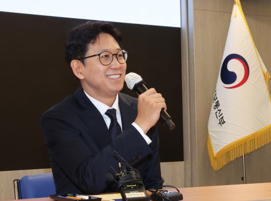 배경훈 과학기술정보통신부 장관이 17일 정부세종청사 과기정통부 대강당에서 열린 취임식에서 직원들과 대화하고 있다. 2025.7.17 [사진 = 연합뉴스]