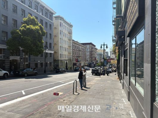샌프란시스코 텐더로인 지구의 한 블록. 이곳에서 만난 한 주민은 “1년 전만 해도 이곳에는 노숙자 텐트가 가득했는데 지금은 많이 줄었다”라고 말했다. [사진=원호섭 기자]