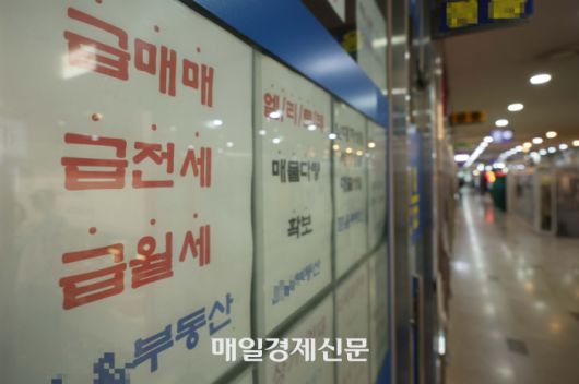 서울 시내 한 부동산에 전월세 매매 관련 안내문이 붙어 있다. [한주형 기자]