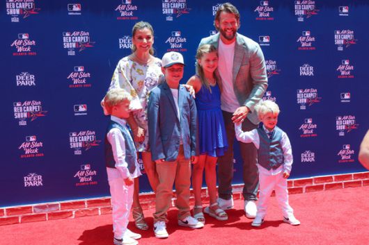 올스타 레드카펫쇼에 가족들과 함께 참가한 커쇼의 모습. 사진= Brett Davis-Imagn Images= 연합뉴스 제공