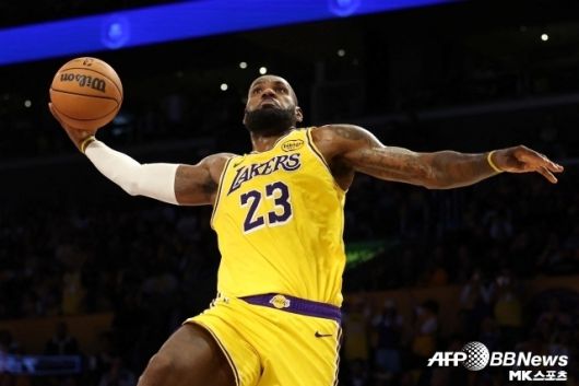 ‘디애슬레틱’은 “그동안 제임스를 중심으로 한 수많은 가짜 트레이드, FA 시나리오가 있었으나 결국 제임스가 레이커스에 남아야 할 가장 큰 이유는 바로 코트 위에서 좋은 경기력을 보인 그의 아들이었다”고 강조했다. 사진=AFPBBNews=News1