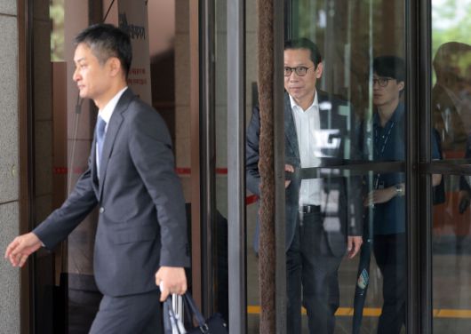 대법원이 이재용 삼성전자 회장의 부당합병·회계부정 의혹에 대해 무죄를 확정한 17일 서울 서초구 대법원에서 이 회장의 변호인들이 법정을 나서고 있다.  연합뉴스