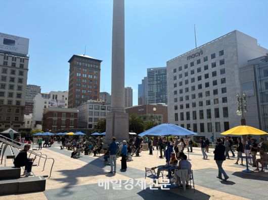 샌프란시스코 유니언 스퀘어. 한 샌프란시스코 주민은 “2019년에는 지금보다 사람이 두세배 많았다. 아직 부족하다”라며 “그래도 1년 전과 비교하면 나아지고 있는 상황”이라고 말했다.  [사진=원호섭 기자]