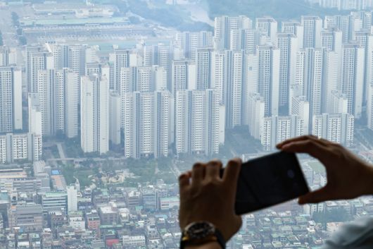 송파구 롯데월드타워 전망대 서울스카이에서 바라본 서울 시내 아파트 단지 모습. [연합뉴스]