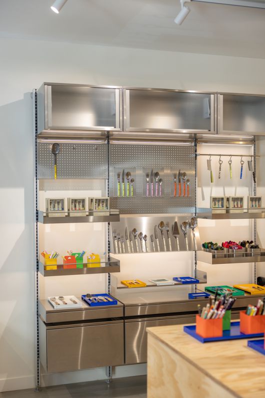 프랑스 파리에 위치한 식기브랜드 ‘사브르’ 매장에 설치된 레어로우의 ‘시스템000’선반. <레어로우>