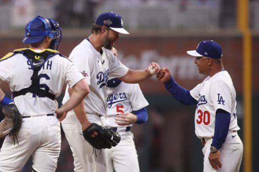 데이브 로버츠 감독이 커쇼를 교체하면서 인사를 나누고 있다. 사진= Brett Davis-Imagn Images= 연합뉴스 제공