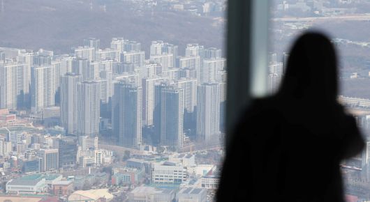 서울 송파구 롯데월드타워에서 바라본 강남 아파트 단지 모습 [사진 = 뉴스1]