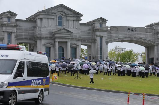 김건희 여사의 각종 의혹들을 수사하는 민중기 특별검사팀이 통일교 시설과 관계자를 대상으로 압수수색에 나선 18일 오전 경기도 가평군 통일교 본부에서 신도들이 집회를 열고 있다. 2025.7.18 [사진 = 연합뉴스]