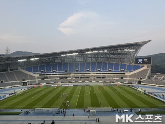 7일 한국과 홍콩전이 열렸던 용인미르스타디움. 킥오프 전 양 팀의 훈련이 시작됐지만, 팬들의 모습을 찾기 힘들 정도. 사진=김영훈 기자