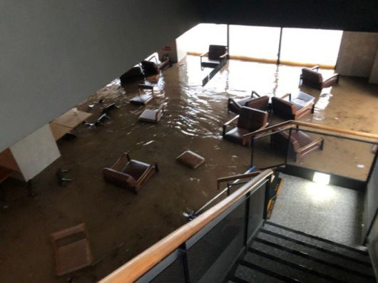 광주광역시 북구 신안동의 스타벅스 매장이 폭우로 피해를 입은 모습. [사진 출처 = 엑스(X‧옛 트위터) 캡처]