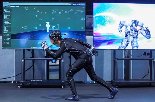 네이버 관계자가 16일 경기도 성남시 분당구 네이버 사옥 내 버추얼 콘텐츠 스튜디오의 모션스테이지에서 포즈를 취하고 있다. 이러한 움직임은 실시간으로 비전스테이지에 반영된다. [사진 = 네이버]