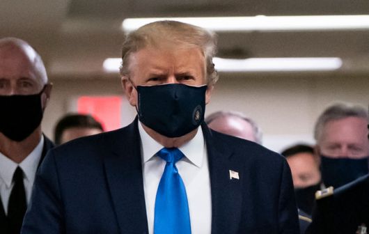 2020년 7월 마스크를 쓴채 메릴랜드주 월터리드 국립 군 의료센터를 방문하고 있는 도널드 트럼프.