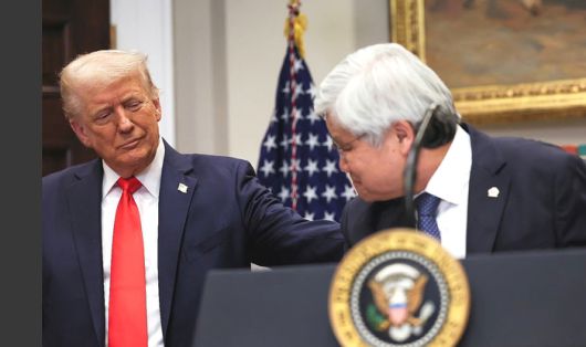 지난 3월 미국 백악관을 찾은 웨이저자 TSMC 회장의 미국 투자 계획에 환대하며 그의 어깨를 토닥거리는 도널드 트럼프 대통령. <로이터 연합뉴스>