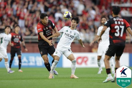 볼 다툼을 벌이고 있는 이호재, 김진규. 사진=한국프로축구연맹