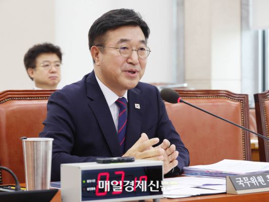 윤호중 행정안전부 장관 후보자가 18일 서울 여의도 국회 행정안전위원회에서 열린 인사청문회에서 의원 질의에 답하고 있다. 2025.7.18 [이충우 기자]