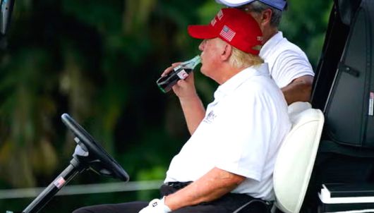 2022년 골프 카트에서 타이어트 콜라를 마시고 있는 도널드 트럼프