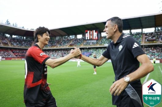 기성용(사진 왼쪽), 전북 현대 거스 포옛 감독. 사진=한국프로축구연맹