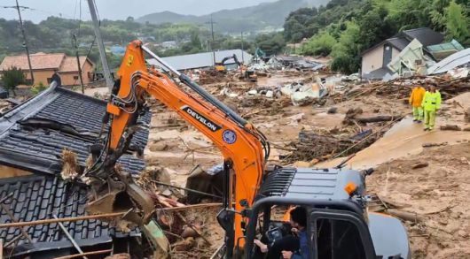 폭우와 산사태가 발생한 19일 경남 산청군 산청읍 부리에서 수색 작업이 진행 중이다.  경남소방본부 제공 동영상 캡처.  연합뉴스