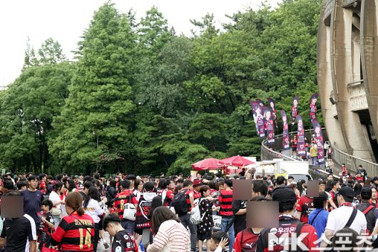 포항 스틸야드를 찾은 팬들. 사진=이근승 기자