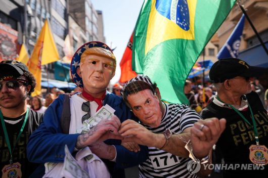 18일(현지시간) 상파울루에서 열린 트럼프-보우소나루 규탄 시위 [사진 = 로이터 연합뉴스]