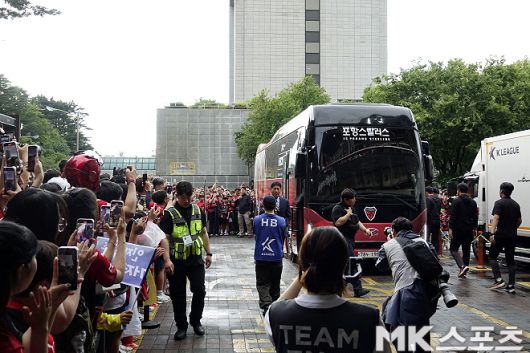 포항 선수단 버스가 포항 스틸야드에 도착했다. 사진=이근승 기자
